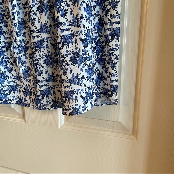 Tabitha Webb  Semi-sheer Sleeveless Delft Blue and Cream Flowered Top  Sz L - Picture 7 of 10